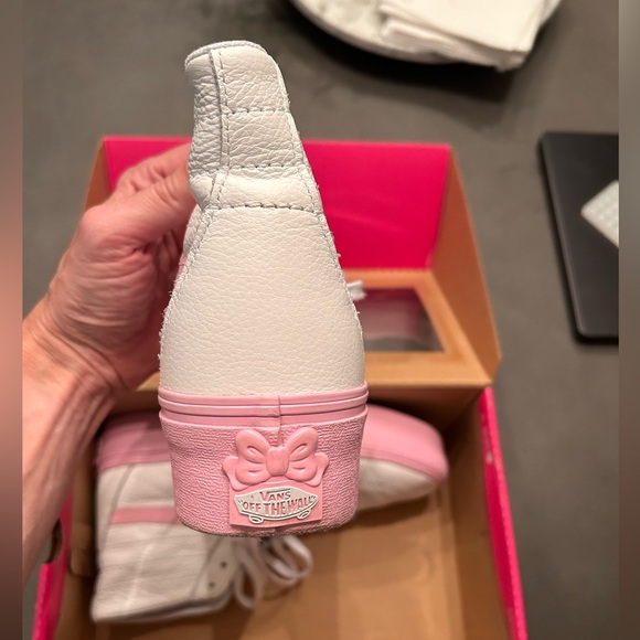 Limited Edition - Barbie x Vans White & Pink High-Top Sneakers in original box - Picture 4 of 12